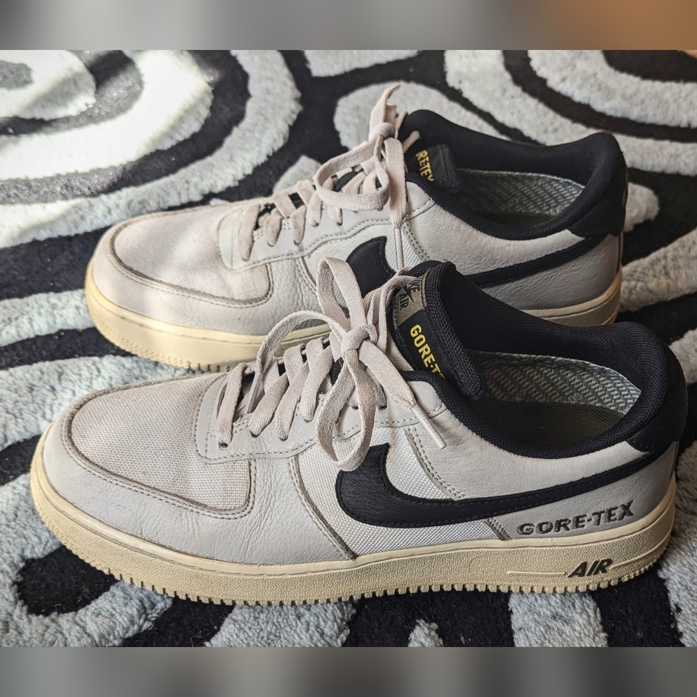 Nike Gore-Tex Air Sneakers - size 9